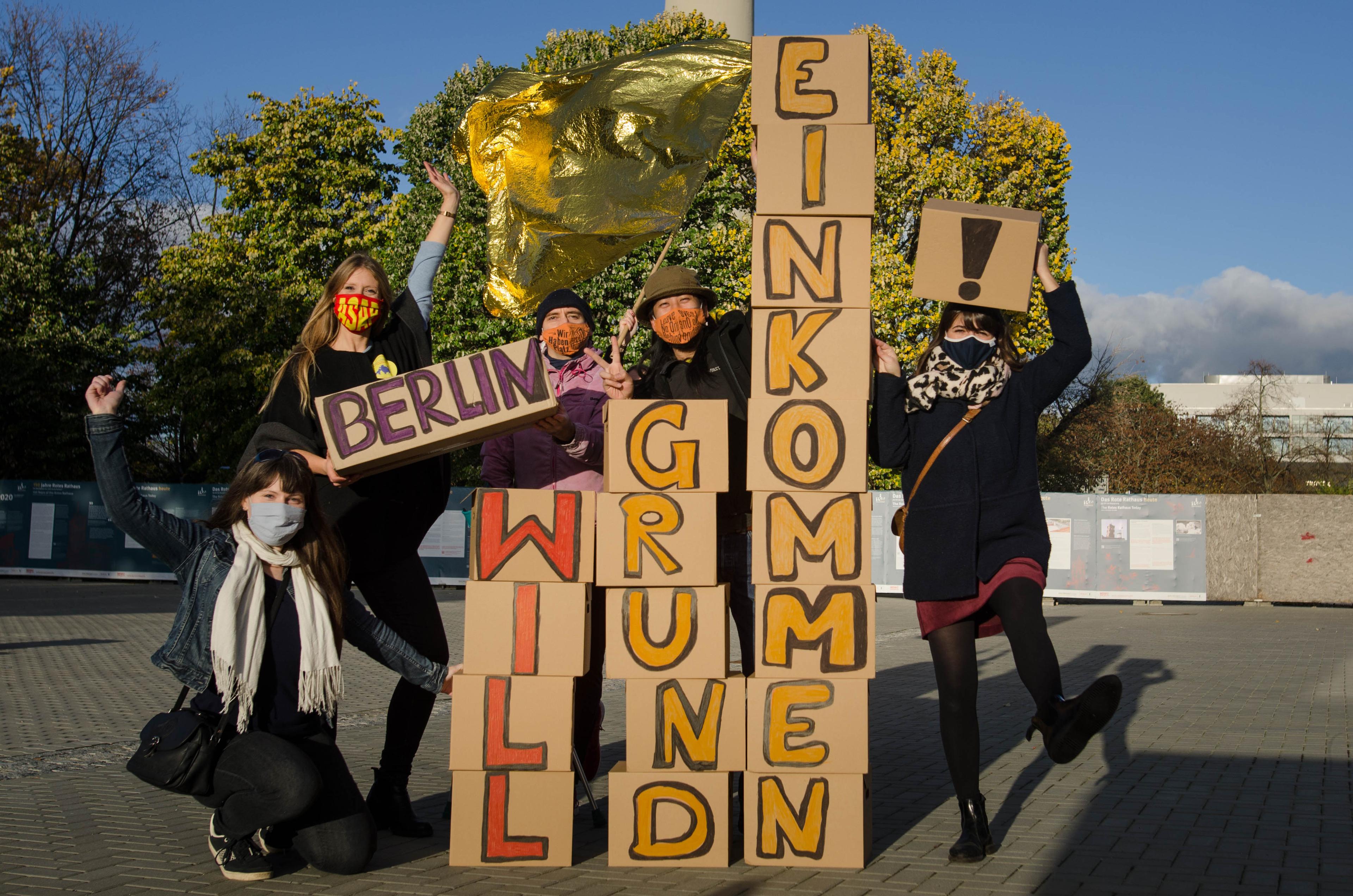 Menschen aus der Expedition mit Boxen mit der Aufschrift "Berlin will Grundeinkommen!"